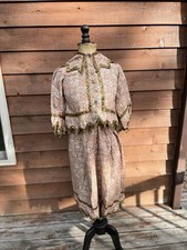 Fantasia francesa adolescente/menina rosa paisley arlequim bobo da corte acabamento dourado sinos de latão comprar usado Fantasia francesa adolescente/menina rosa paisley arlequim bobo da corte acabamento dourado sinos de latão comprar usado  Enviando para Brazil