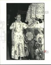 1989 Press Photo Betsy Hassinger participando de uma festa de debutante temática havaiana comprar usado  Enviando para Brazil