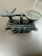 Escala de equilíbrio vintage em miniatura de ferro fundido. Com 3 pesos. comprar usado  Enviando para Brazil