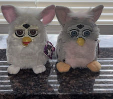 Vintage Furby Lote de 2 Bolas de Neve Funcionando 1998 Cinza Rosa e Branco 70-800 L@@K Bom! comprar usado Vintage Furby Lote de 2 Bolas de Neve Funcionando 1998 Cinza Rosa e Branco 70-800 L@@K Bom! comprar usado  Enviando para Brazil