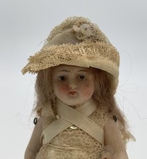 Boneca All Bisque 4,25 polegadas vestido de renda chapéu de palha olhos pintados perucados membros articulados comprar usado Boneca All Bisque 4,25 polegadas vestido de renda chapéu de palha olhos pintados perucados membros articulados comprar usado  Enviando para Brazil