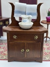 Suporte de lavagem vitoriano com barra de toalha vintage casa de bonecas miniatura. Com toalhas e bacia, usado comprar usado  Enviando para Brazil