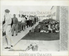 1955 Press Photo Air Force Academy cadetes arquivo passado sargento em Lowry AFB. comprar usado  Enviando para Brazil