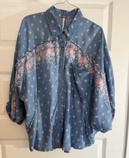 Usado, Blusa FREE PEOPLE tamanho M azul estampa floral botão frontal mangas soltas asa de morcego comprar usado  Enviando para Brazil