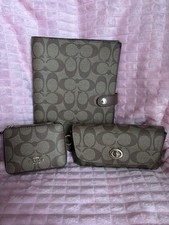 Acessórios Coach (Notebook, Estojo para Comprimidos e Estojo para Óculos de Sol comprar usado Acessórios Coach (Notebook, Estojo para Comprimidos e Estojo para Óculos de Sol comprar usado  Enviando para Brazil