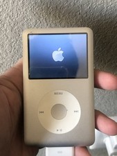 Apple Ipod Classic 7. generacji 120gb srebrny. Model nr:a1238 Emc nr:2173. Czytaj, używany na sprzedaż Apple Ipod Classic 7. generacji 120gb srebrny. Model nr:a1238 Emc nr:2173. Czytaj, używany na sprzedaż  Wysyłka do Poland