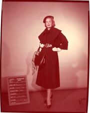 Foto de teste de guarda-roupa Arlene Dahl 1954 Woman's World original transparência 8x10, usado comprar usado  Enviando para Brazil