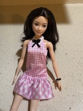 Boneca Barbie Fashionistas #224 com cabelo preto ondulado vestido rosa Gingham HRH21 comprar usado Boneca Barbie Fashionistas #224 com cabelo preto ondulado vestido rosa Gingham HRH21 comprar usado  Enviando para Brazil