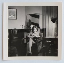 Chic woman sitting d'occasion  Expédié en Belgium