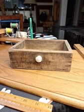 Uma gaveta de madeira vintage rústica com um botão de cerâmica branca. comprar usado Uma gaveta de madeira vintage rústica com um botão de cerâmica branca. comprar usado  Enviando para Brazil