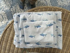 Usado, Conjunto de lençóis gêmeos Pottery Barn Kids - Mini tubarões azuis comprar usado  Enviando para Brazil