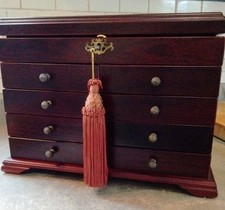 Museu Thomas Series madeira cerejeira forro de veludo caixa de joias grande com chave vintage comprar usado Museu Thomas Series madeira cerejeira forro de veludo caixa de joias grande com chave vintage comprar usado  Enviando para Brazil