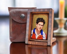 Ikona podróży Carlo Acutis – Drewniana, z etui – Prezent religijny, Komunia, używany na sprzedaż  PL