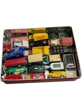 Colección surtida de modelos de coches diecast camiones y furgonetas en caja de hojalata segunda mano  Embacar hacia Mexico