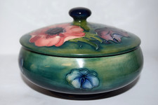 Antigo Bugiganga em pó com tampa de cerâmica Moorcroft verde hibisco colorido! CE comprar usado  Enviando para Brazil