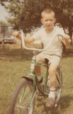 Retrato verde bicicleta menino década de 1970 andar infância brincar ao ar livre comprar usado  Enviando para Brazil