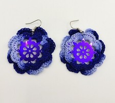 Orecchini fiore blu usato  Roma