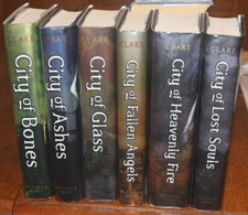 Clare, Cassandra: Set of Mortal Instruments (City of Bone++ ) 1st/1st 4-Signed comprar usado Clare, Cassandra: Set of Mortal Instruments (City of Bone++ ) 1st/1st 4-Signed comprar usado  Enviando para Brazil