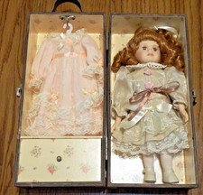 Boneca vintage linda 12" em guarda-roupa de madeira 13" de altura com vestido extra comprar usado  Enviando para Brazil