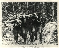 1983 Press Photo Soldados dos EUA ajudam feridos no campo de batalha no Vietnã comprar usado  Enviando para Brazil