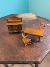 LOTE DE MÓVEIS VINTAGE PARA CASA DE BONECAS APARADOR DE SALA DE JANTAR DE MADEIRA 2 CADEIRAS MESA, usado comprar usado LOTE DE MÓVEIS VINTAGE PARA CASA DE BONECAS APARADOR DE SALA DE JANTAR DE MADEIRA 2 CADEIRAS MESA, usado comprar usado  Enviando para Brazil