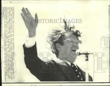 Usado, 1971 Press Photo Senador Vance Hartke, cabelo soprando, com manifestantes anti-guerra comprar usado Usado, 1971 Press Photo Senador Vance Hartke, cabelo soprando, com manifestantes anti-guerra comprar usado  Enviando para Brazil