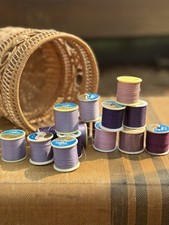 Usado, Lote misto de 16 carretéis de linha parcial para artesanato de costura roxo decoração de projeto de máquina comprar usado  Enviando para Brazil