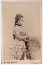 Usado, FOTO DE ARMÁRIO ESTRANHO Albino Pálido e Olhos Fechados Post Mortem Mulher Saratoga c1880 comprar usado Usado, FOTO DE ARMÁRIO ESTRANHO Albino Pálido e Olhos Fechados Post Mortem Mulher Saratoga c1880 comprar usado  Enviando para Brazil