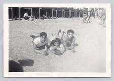 Foto instantânea vintage encontrada de dois homens com mulher deitados na prancha de surf década de 1950 comprar usado  Enviando para Brazil