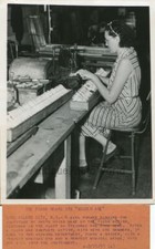 Usado, Long Island NY Steinway fábrica de piano mulher fazendo teclas foto antiga comprar usado  Enviando para Brazil