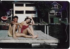 2 fotos coloridas vintage homem bonito baú de natação mulher maiô homem mulher carro antigo comprar usado  Enviando para Brazil
