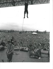 Quadro Pearl Jam Eddie Vedder pendurado em concerto 4x6 estampa de celebridade comprar usado  Enviando para Brazil