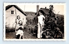 Foto antiga vintage MENINO ADOLESCENTE MENINAS SORRIDENTES EM PLAYGROUND BALANÇO NO QUINTAL POR CASA comprar usado  Enviando para Brazil