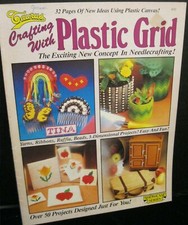 TAURUS CRAFTING COM GRADE DE PLÁSTICO 32 PÁGINAS DE IDEIAS USANDO TELA PLÁSTICA 1980 comprar usado  Enviando para Brazil