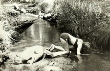Biquíni Duas Jovens Mulheres Anos 70 De Joelhos Beba Água do Córrego Foto Vintage comprar usado  Enviando para Brazil