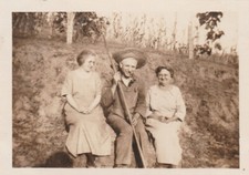 Foto da década de 1920 de três idosos sentados, foto encontrada comprar usado  Enviando para Brazil