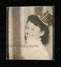 CABINE DE FOTOS MULHER SOBRE OMBROS OLHOS FECHADOS CHAPÉU FESTA FOTO ANTIGA/VINTAGE- M275, usado comprar usado  Enviando para Brazil