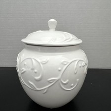 Frasco pequeno branco esculpido em opala Lenox Innocence com tampa novo comprar usado  Enviando para Brazil