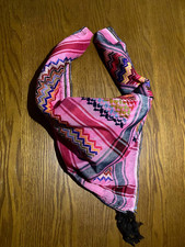 Pink rainbow keffiyeh d'occasion  Expédié en Belgium