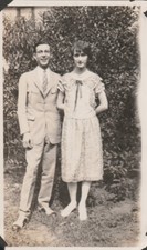 Foto da década de 1920 de um casal em um jardim, foto encontrada comprar usado  Enviando para Brazil