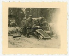Orig. Foto Soldaten mit Opel Blitz Lkw Lieferwagen Wrack in Weissrussland 1941 comprar usado  Enviando para Brazil