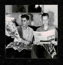 Usado, 2 JOVENS HOMENS SOFÁ LENDO JORNAL QUADRINHOS PÁGINAS ENGRAÇADAS FOTO ANTIGA/VINTAGE - E838 comprar usado  Enviando para Brazil