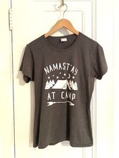 Camiseta feminina Namast’ay at Camp cinza gola V tenda árvores estrelas Porto e Empresa M comprar usado  Enviando para Brazil