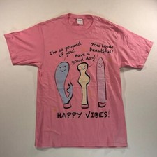 Camiseta rosa vintage Port & Company média engraçada desenhada à mão estampa de desenhos animados Happy Vibes comprar usado  Enviando para Brazil