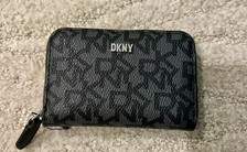Usado, Mini carteira de moedas feminina DKNY cinza/preto com monograma Bryant, tamanho pequeno, sem etiquetas* comprar usado  Enviando para Brazil