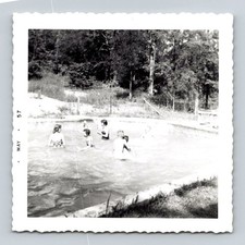 Foto de piscina infantil vintage 1957 preto e branco instantânea maio comprar usado Foto de piscina infantil vintage 1957 preto e branco instantânea maio comprar usado  Enviando para Brazil