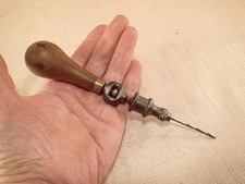 Usado, Atq. Broca de arco de ferro pequena para relojoeiro de joalheiro 'sem marca' com cabo de madeira virado comprar usado Usado, Atq. Broca de arco de ferro pequena para relojoeiro de joalheiro 'sem marca' com cabo de madeira virado comprar usado  Enviando para Brazil