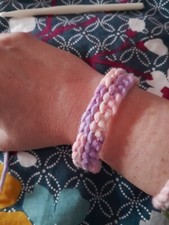 Braccialetto uncinetto rosa usato  Novi Ligure