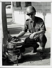 Usado, Press Photo Soldier on Street with Drums - pim11898 comprar usado Usado, Press Photo Soldier on Street with Drums - pim11898 comprar usado  Enviando para Brazil