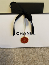 Confezione chanel con usato  Spedire a Italy